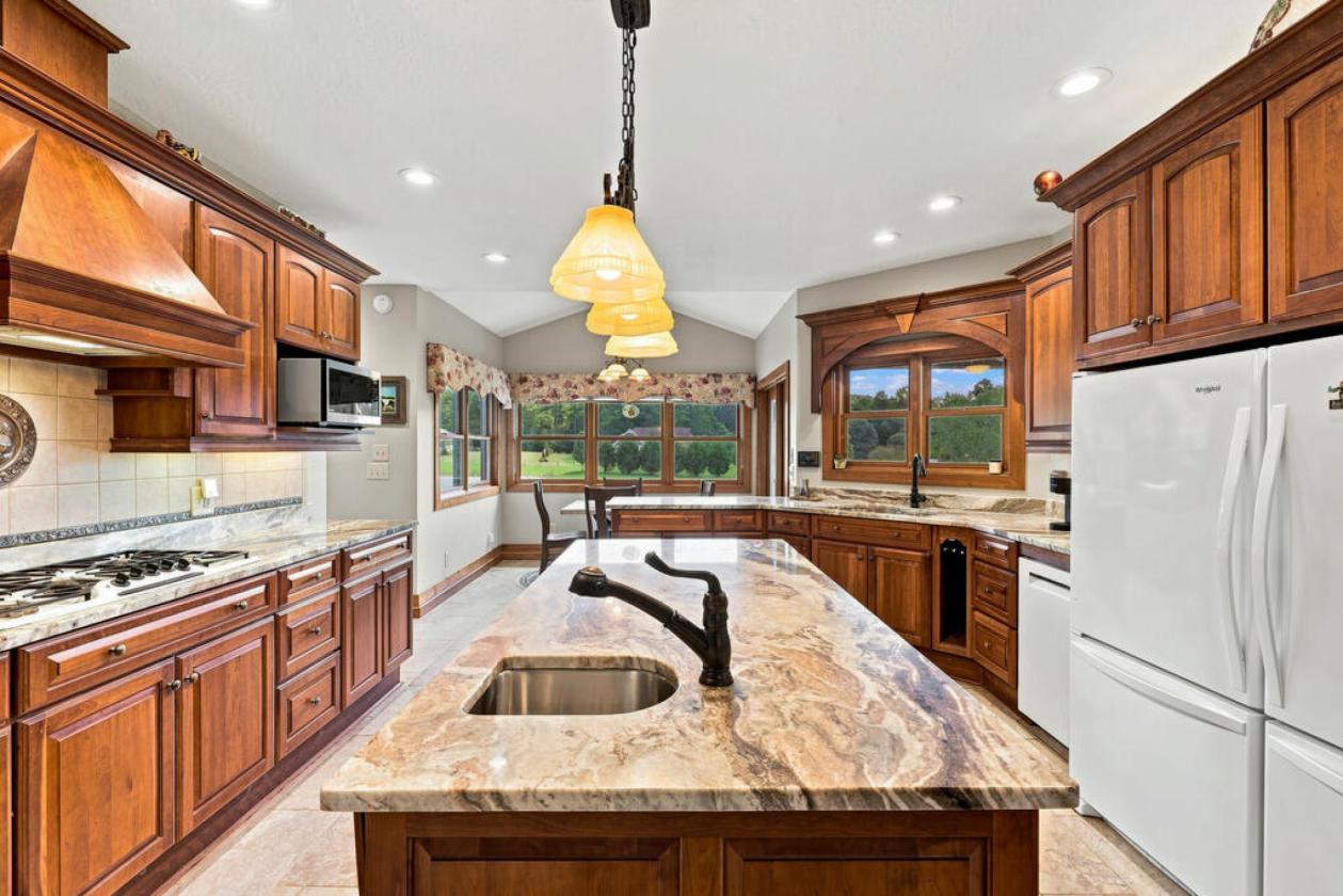 Mountain Equestrian Estate on 7.84 Acres - photo 5