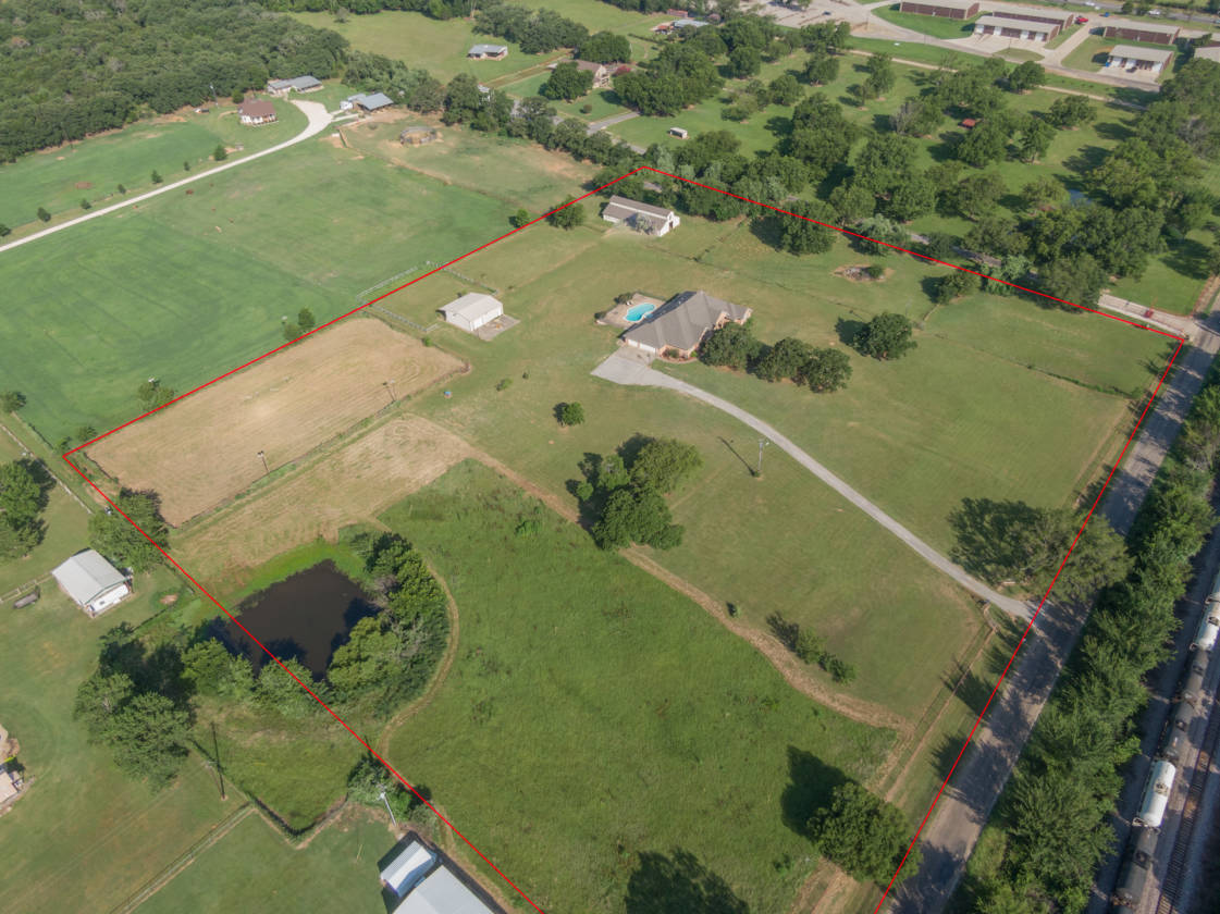 10 acre horse property with 10 stall horse barn and... Cleburne