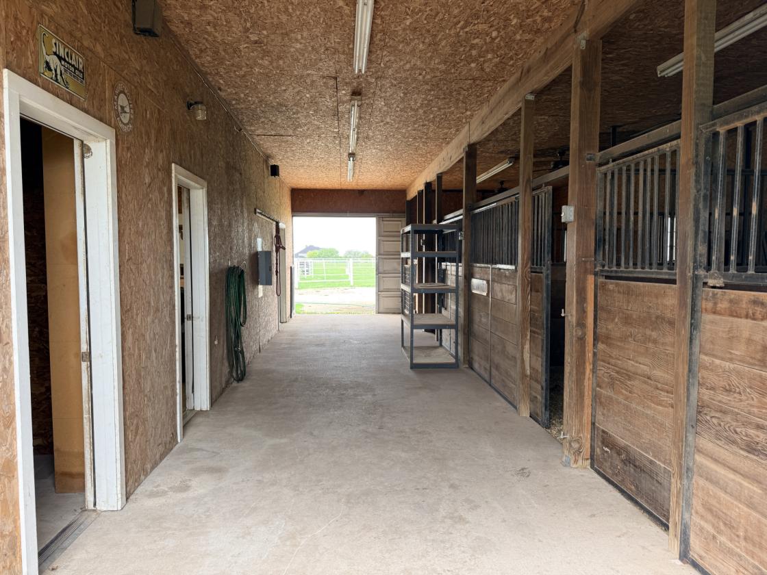 Beautiful 7-Acre Horse Property - photo 6