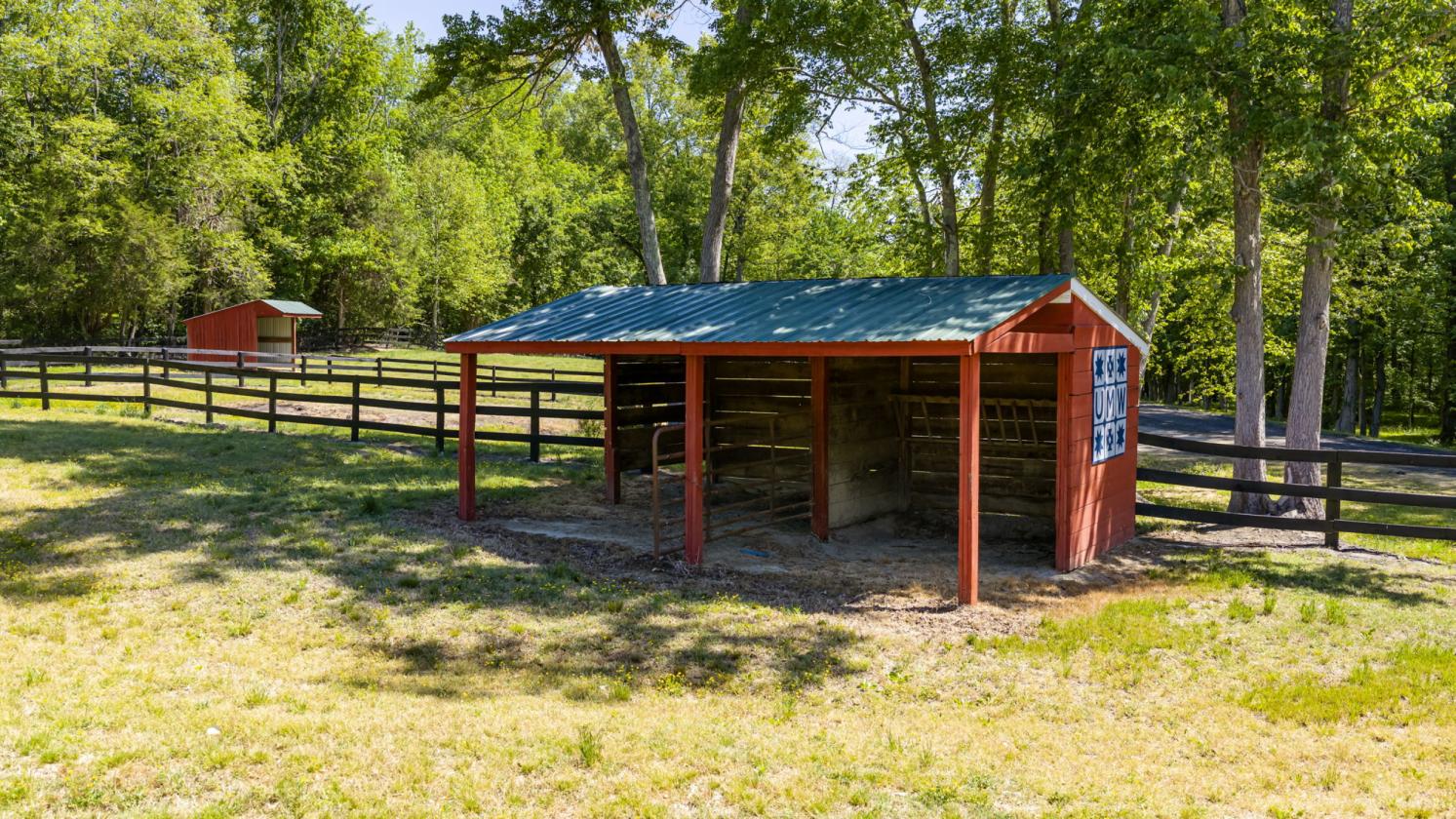 EKG Stables: 36-Acre Turnkey Equestrian Paradise - photo 16