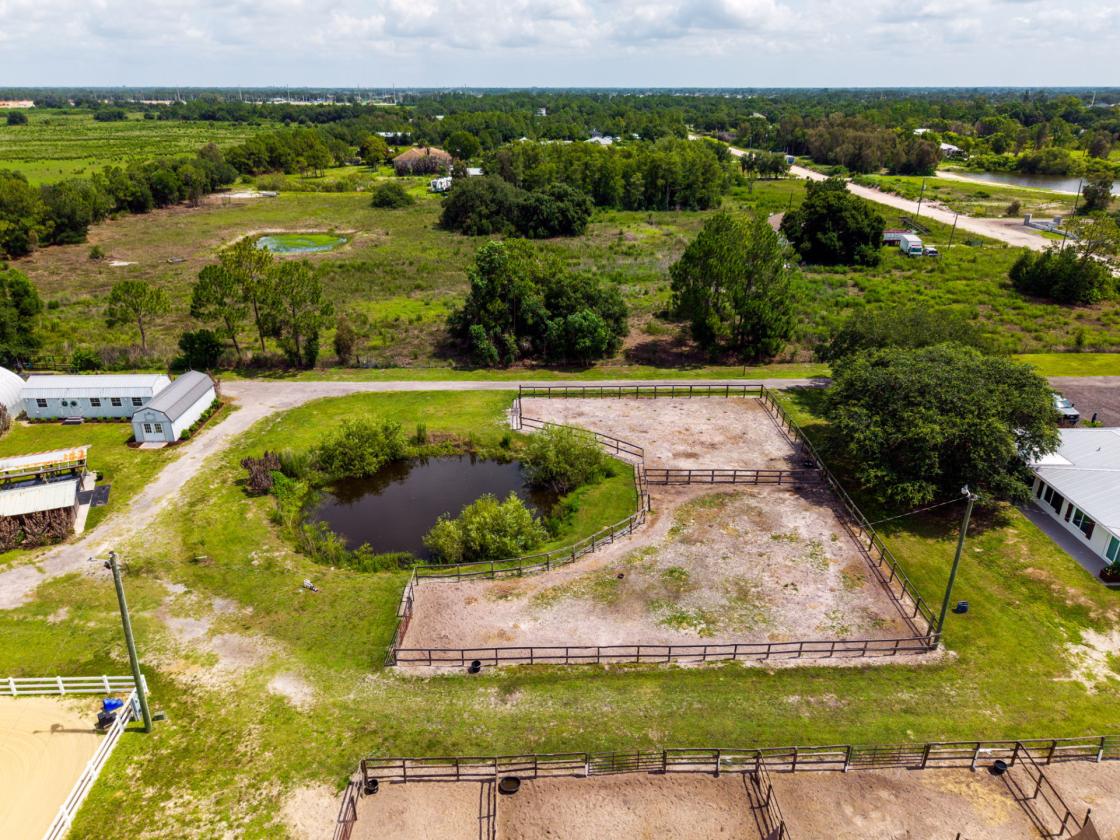 Upgraded equestrian estate on 5 acres - photo 9