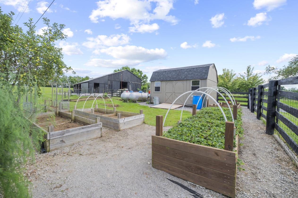 Private Estate Home w/Pool, Barn & Geothermal - photo 26