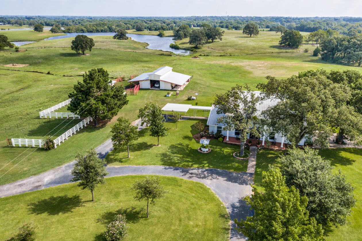 107+ Immaculate Cattle Ranch w/ 9 acre lake, ponds, and... Fruitvale