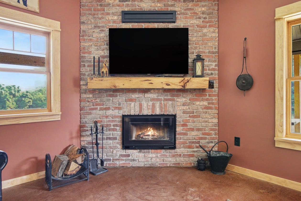 Gorgeous home with equestrian amenities - photo 20