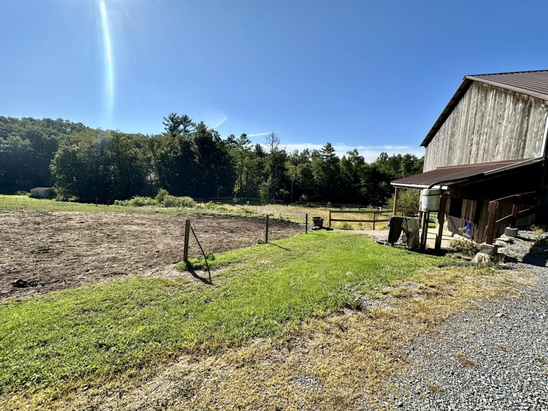 Horse farmette fully restored, 6 stall bank barn - photo 4