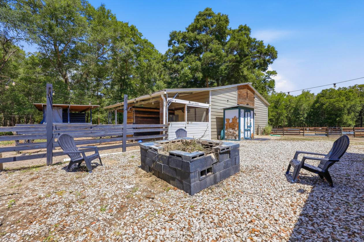 5.89-Acre Farm with 6-Stall Center-Aisle Barn - photo 9