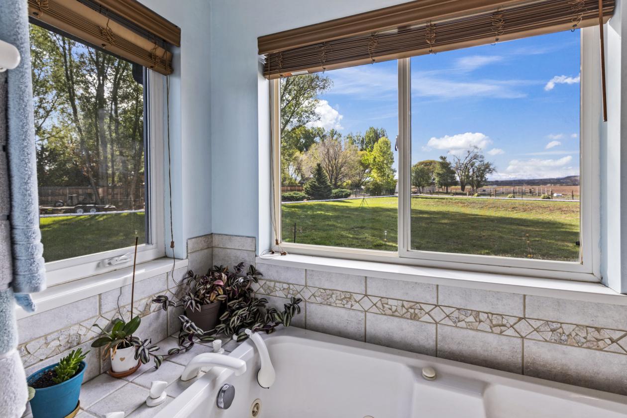 Beautiful Spring Creek Mesa Equestrian farm! - photo 25