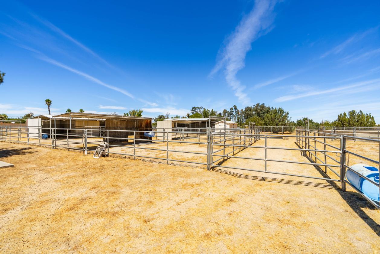 *Riding Arena*9 Stall Horse*ADU*Pool* - photo 14