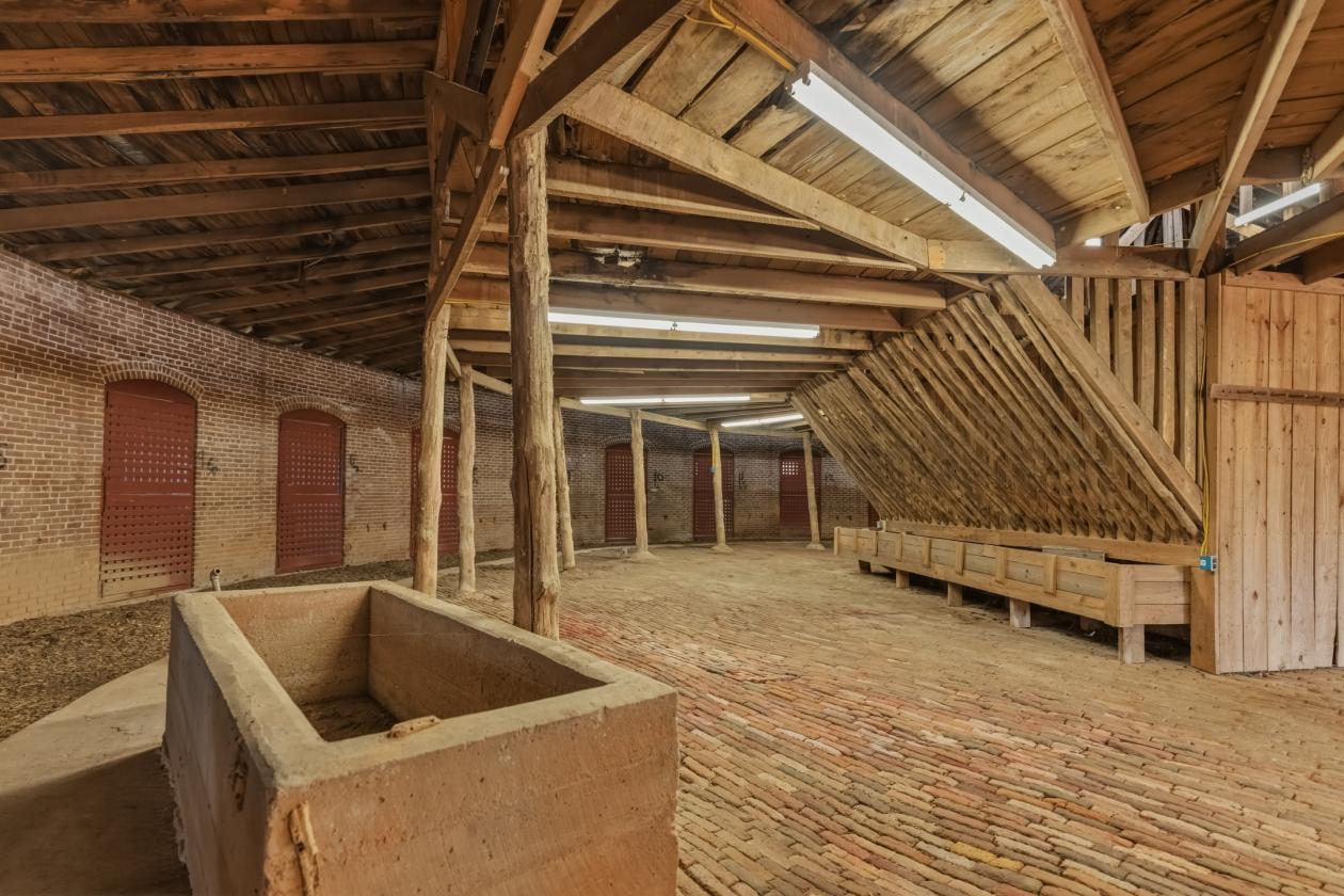 Rare Historic Round Polo Barn - photo 11