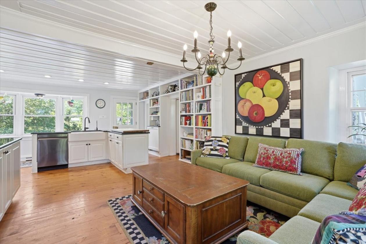 Equestrian estate w/ luxury barn & carriage house - photo 10