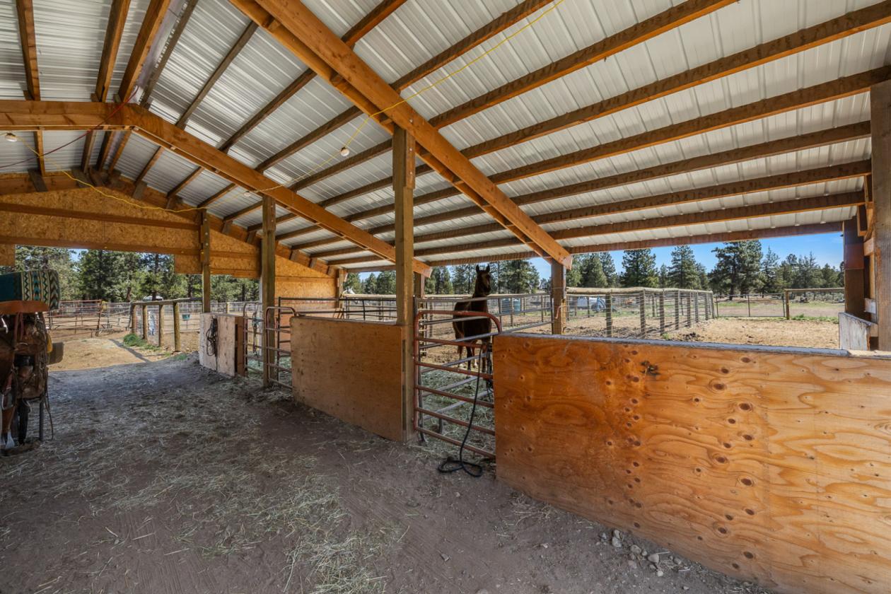 Spectacular Horse Facility near Sisters - photo 14