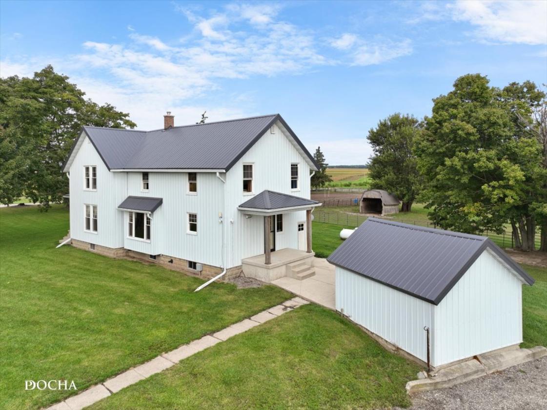 Renovated Farmhouse, Indoor Arena & More! - photo 21