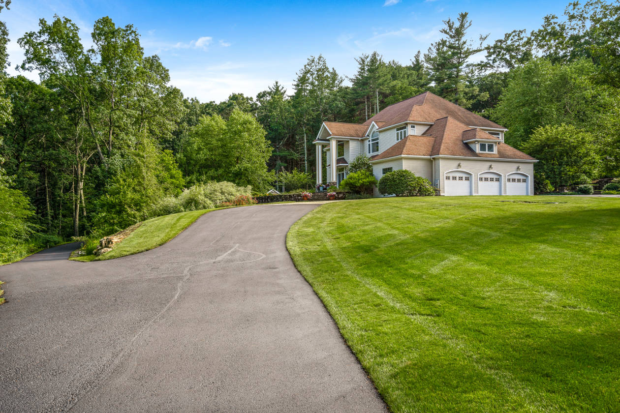 Equestrian Estate for sale 10 acres4 stall barn and mint colonial Hudson, Middlesex County