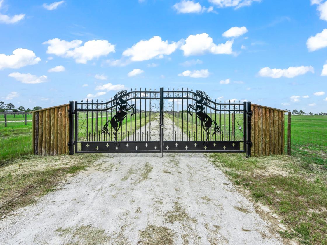 Fully Fenced Custom Home on 10 Acres - photo 4