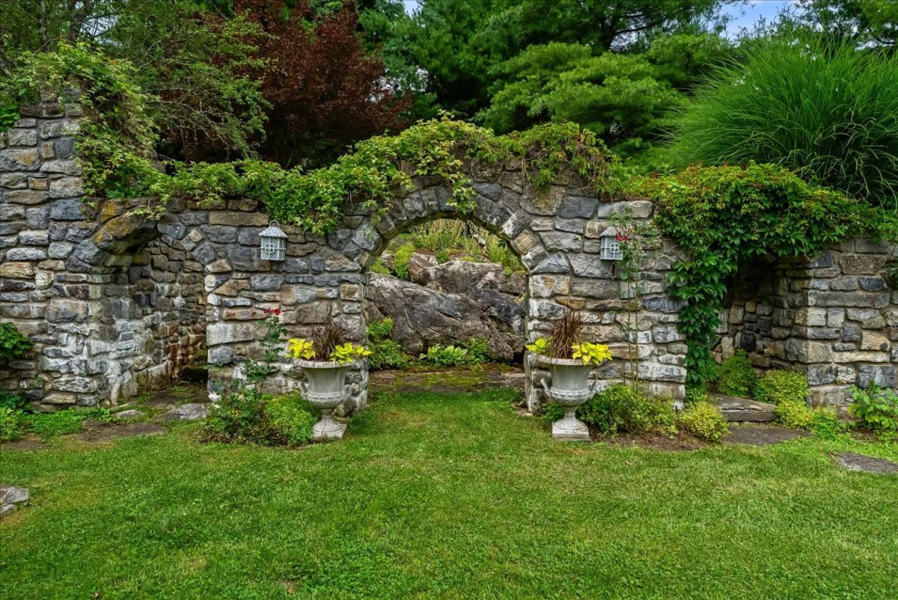 40 Acre Luxury Estate with multiple outbuildings - photo 12