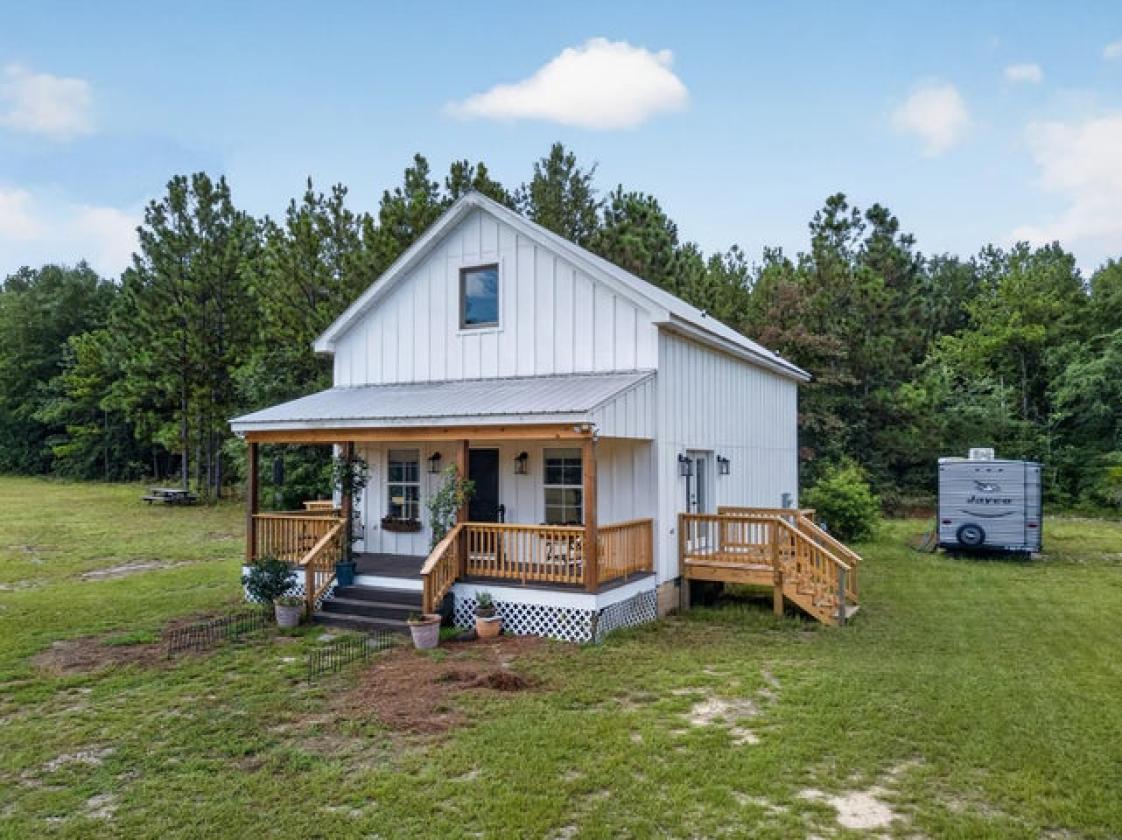 Custom Cottage on 10 Acres in Horse Country - photo 1