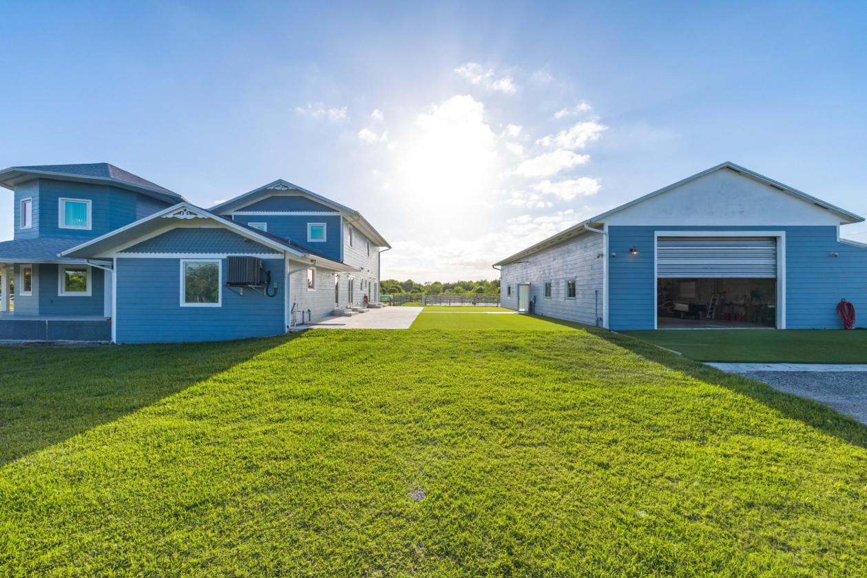 Luxury Home | 2-Stall Barn | Round Pen | Paddocks - photo 3