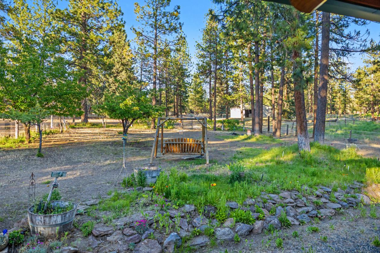 Stunning Log Home on 38.7 ac w/ barn & round pen - photo 3