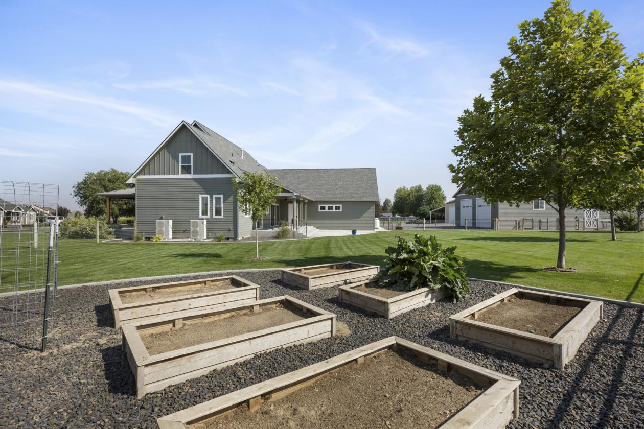 Custom Home on 3.49 Acres With Shop - photo 29