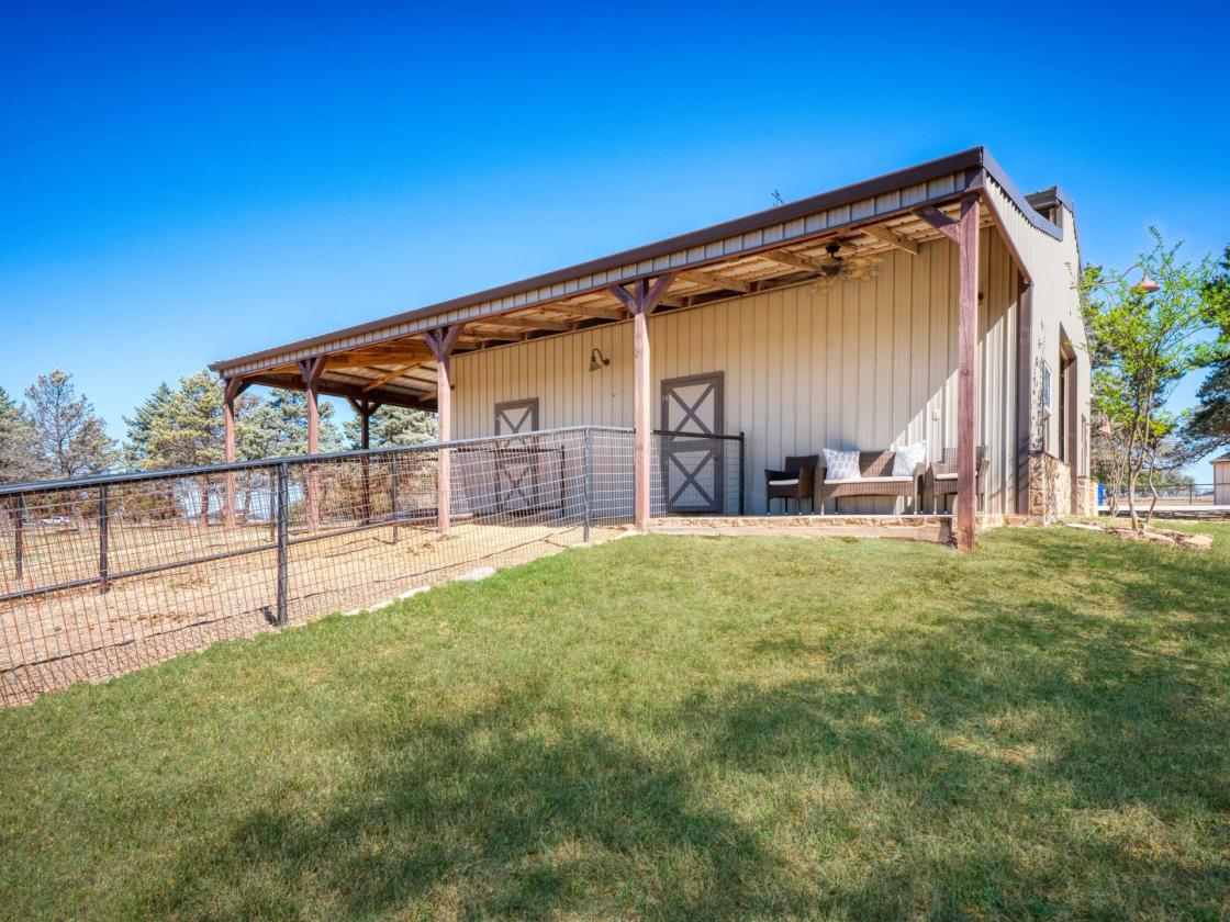 Hill Country Showcase Home Plus Horse Barn - photo 22