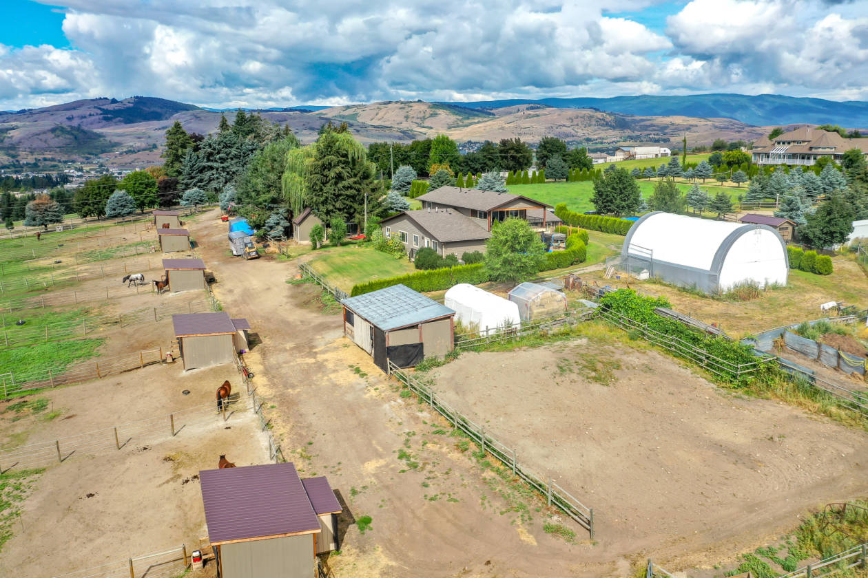 Horse Farm with 2 Homes Vernon, North Okanagan County, British Columbia
