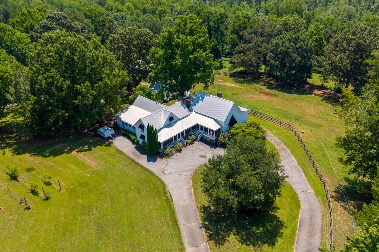 Gorgeous equestrian estate with 2 homes!! - photo 3
