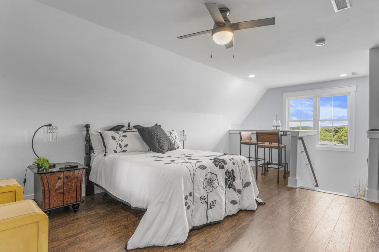 Modern Farmhouse on 18.9 acres with new venue - photo 23