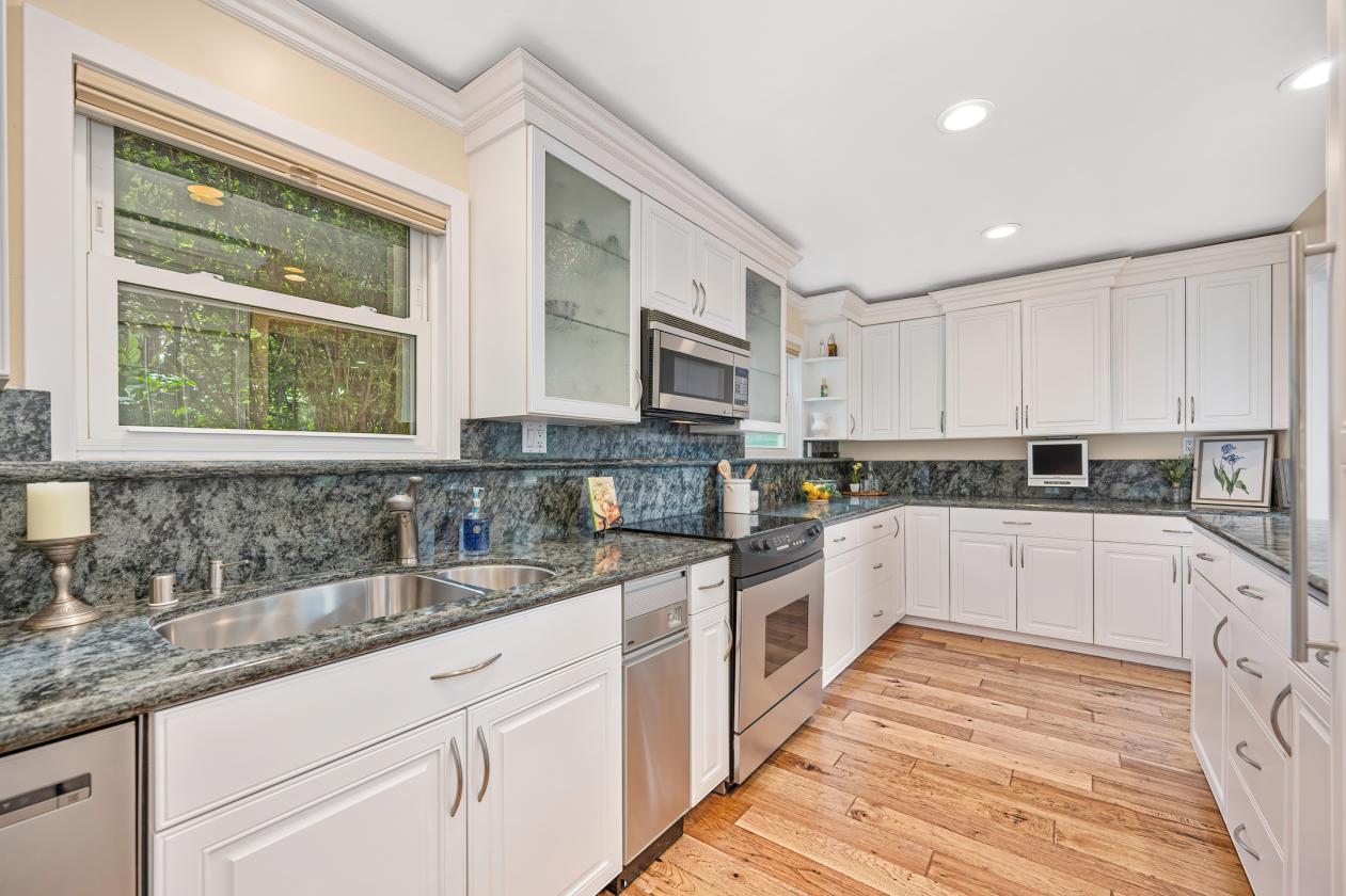 NEW PRICE! 3 bed, 2 bath, covered arena, 22 stalls - photo 9