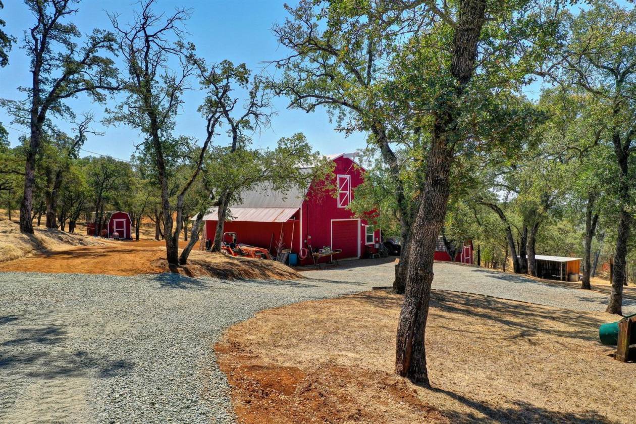 Country Classic Home on 12 acres + Barn, Attached fully... Shingle