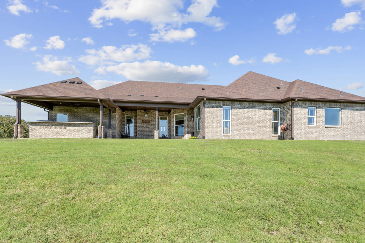 Custom built home in Stallion Lake Ranch with 5 acres... Lindale