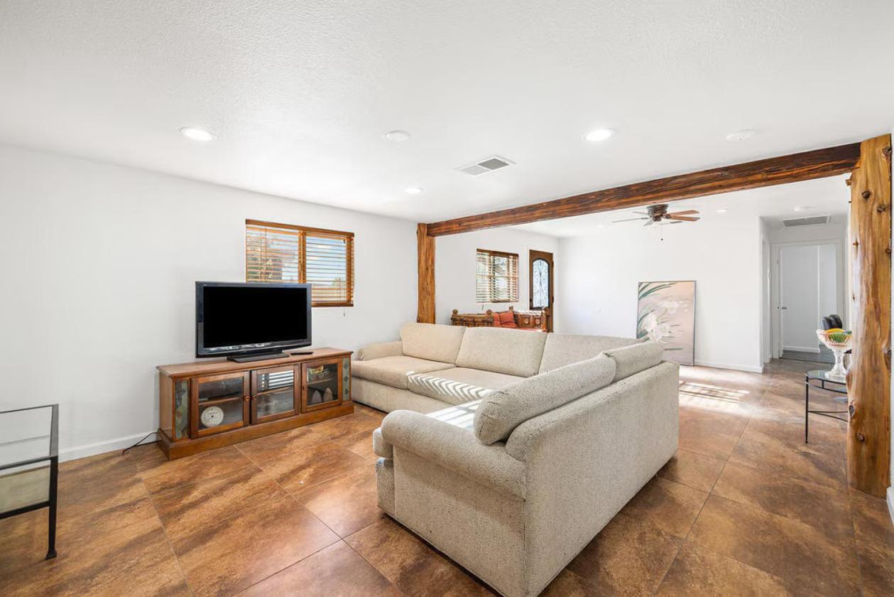 Equestrian Ranch, Two separated homes on 5 acres - photo 10