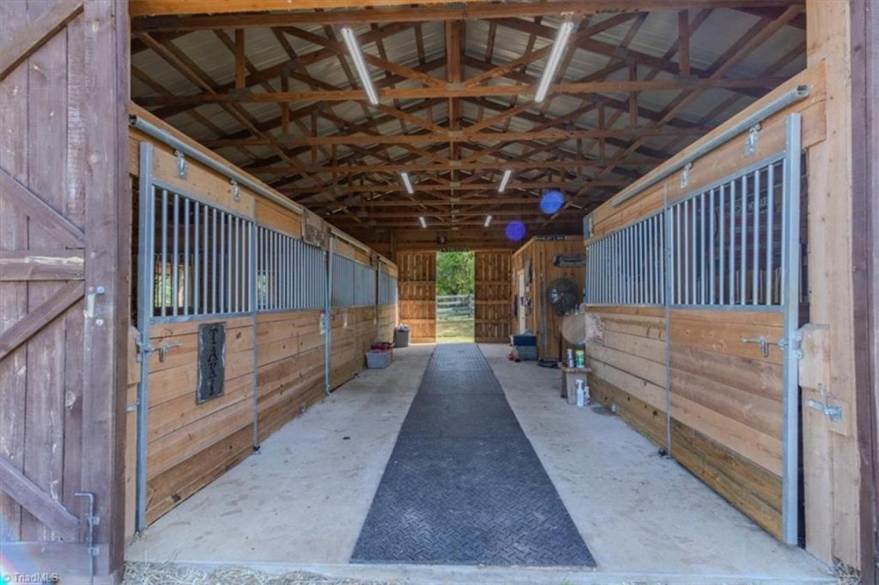 Luxury equestrian farm with custom home - photo 18