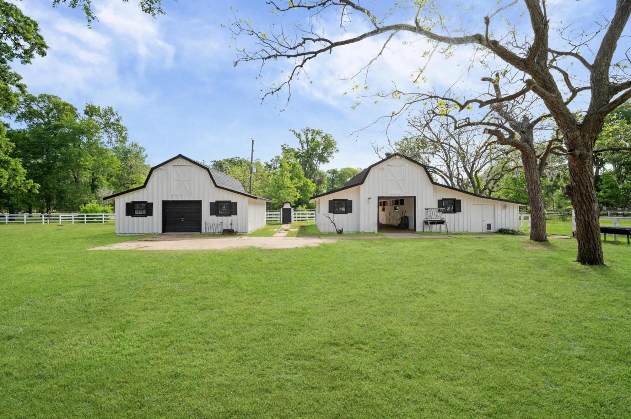Luxury Home with Horse stables and Land - photo 3