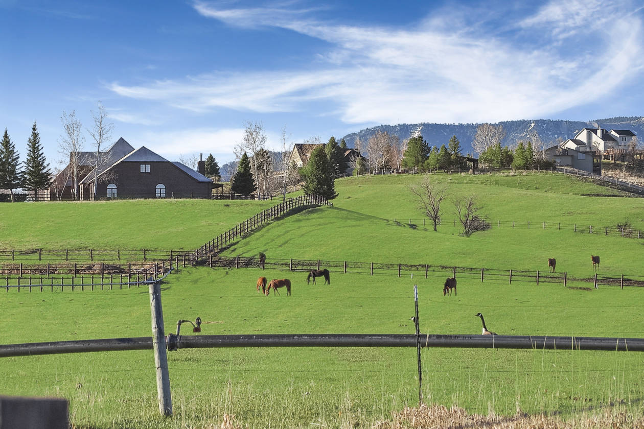 Beautiful equestrian estate with indoor arena, 104 acres & mountain... Sheridan, Sheridan