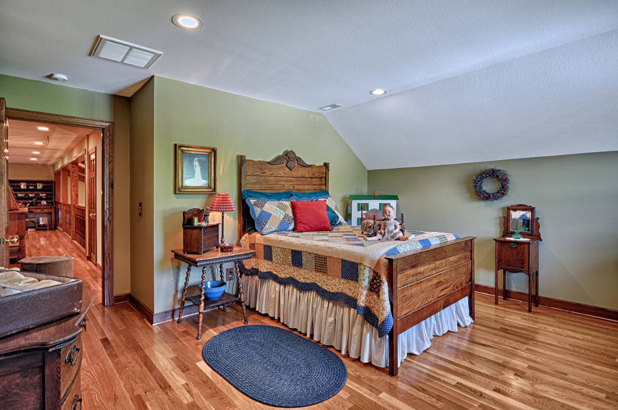 Exquisitely maintained 43+ acre farm used for champion Quarter horse