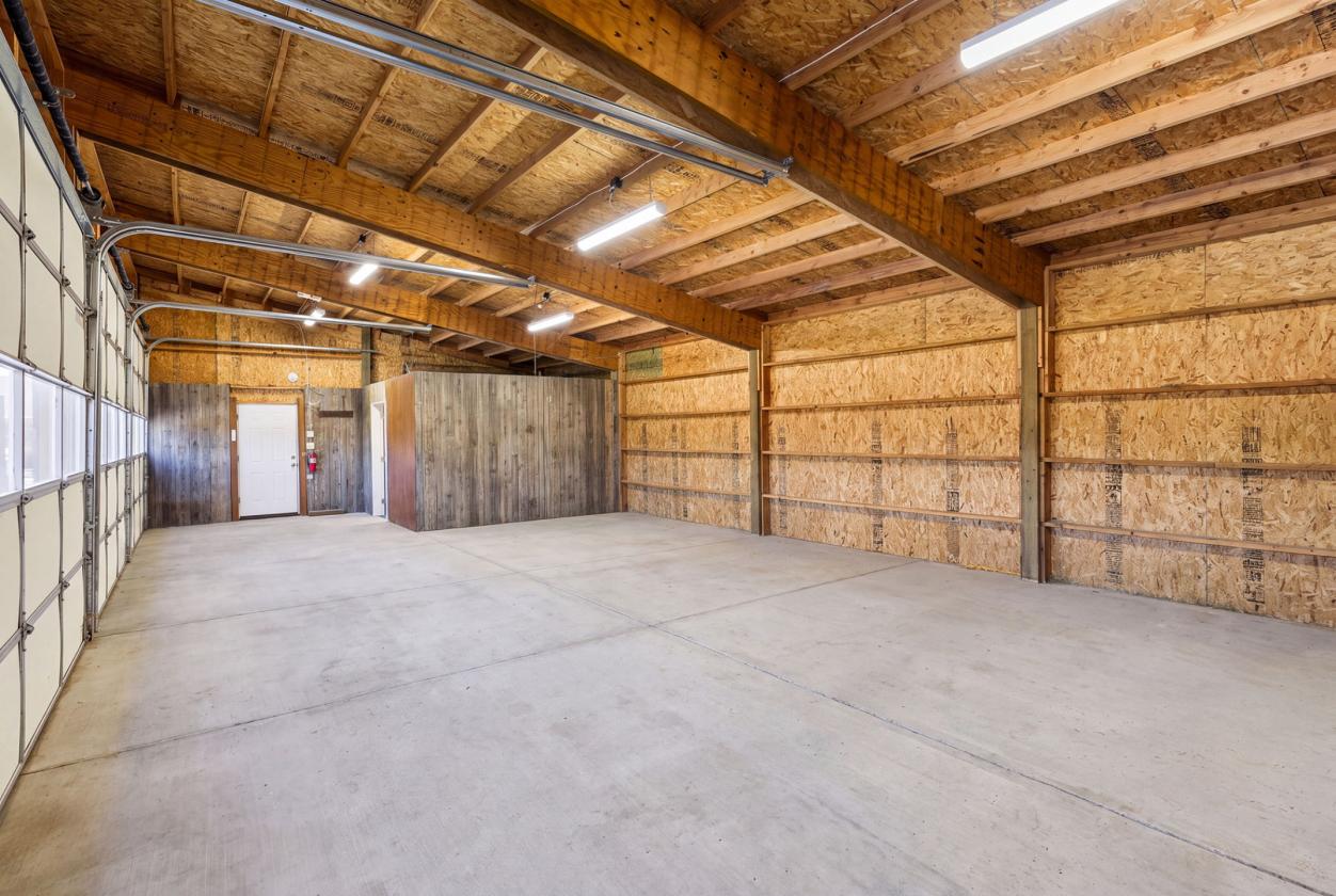 Contemporary NE Bend Horse Property - photo 28