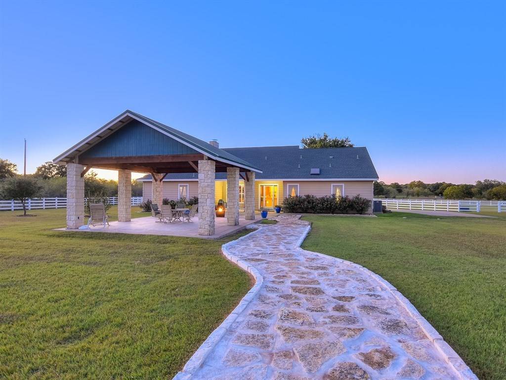 EXCEPTIONAL EQUESTRIAN ESTATE 15 MINUTES TO AUSTIN CITY LIMITS! Buda