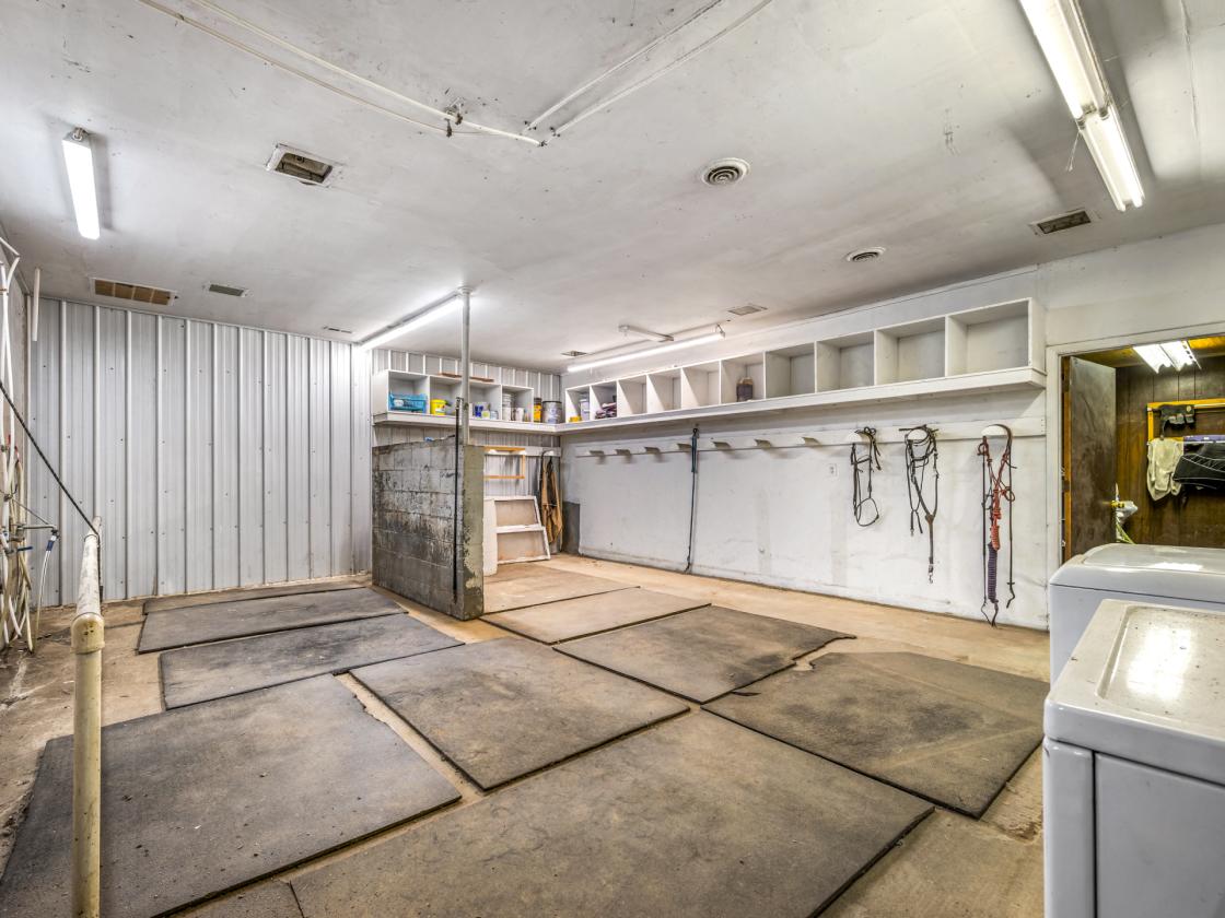 Luxury Horse Farm | 29 Stalls | Indoor Arena - photo 20