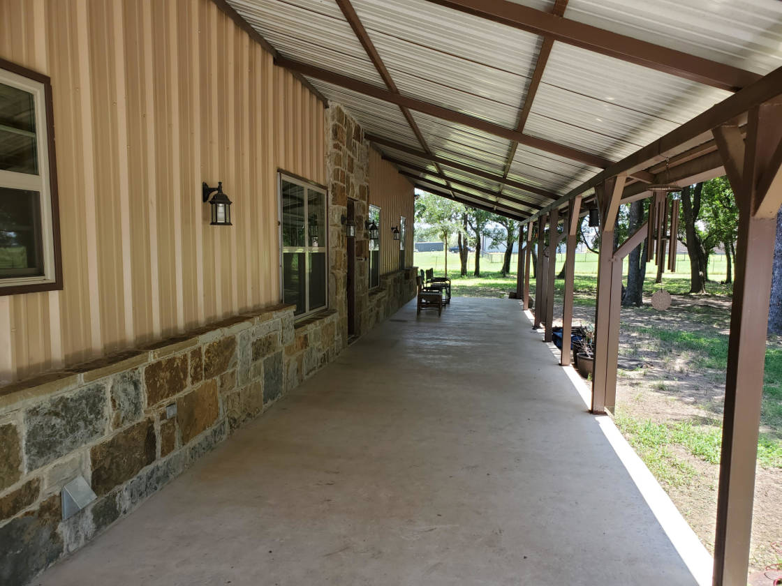 BARNDOMINIUM & UNIQUE HORSE PROPERTY 412'X12' STALLS+TACK RM,on 8