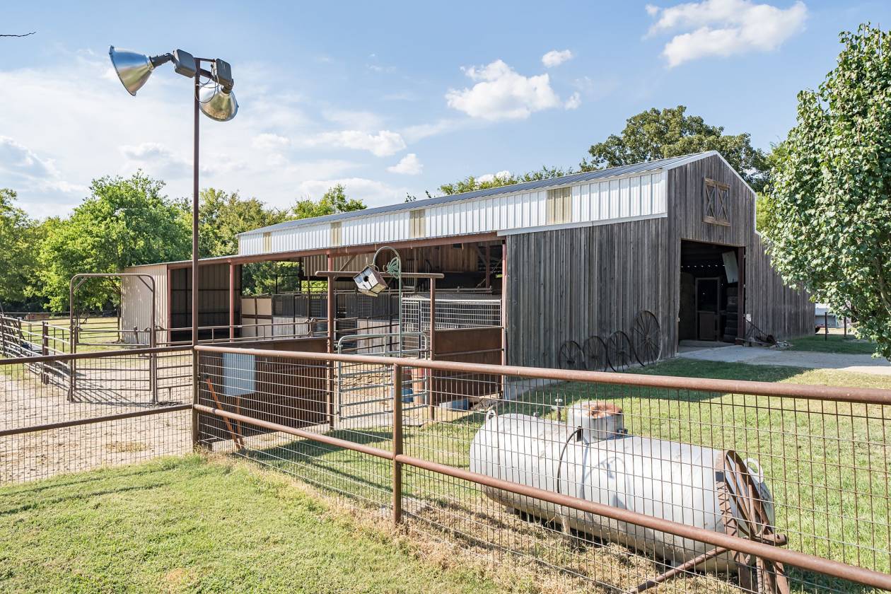 Equestrian Ranch with 4 stall barn, arena, pond and second