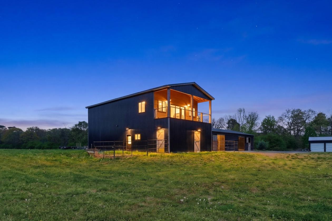 Luxurious Barndominium on Working Equestrian Farm - photo 4