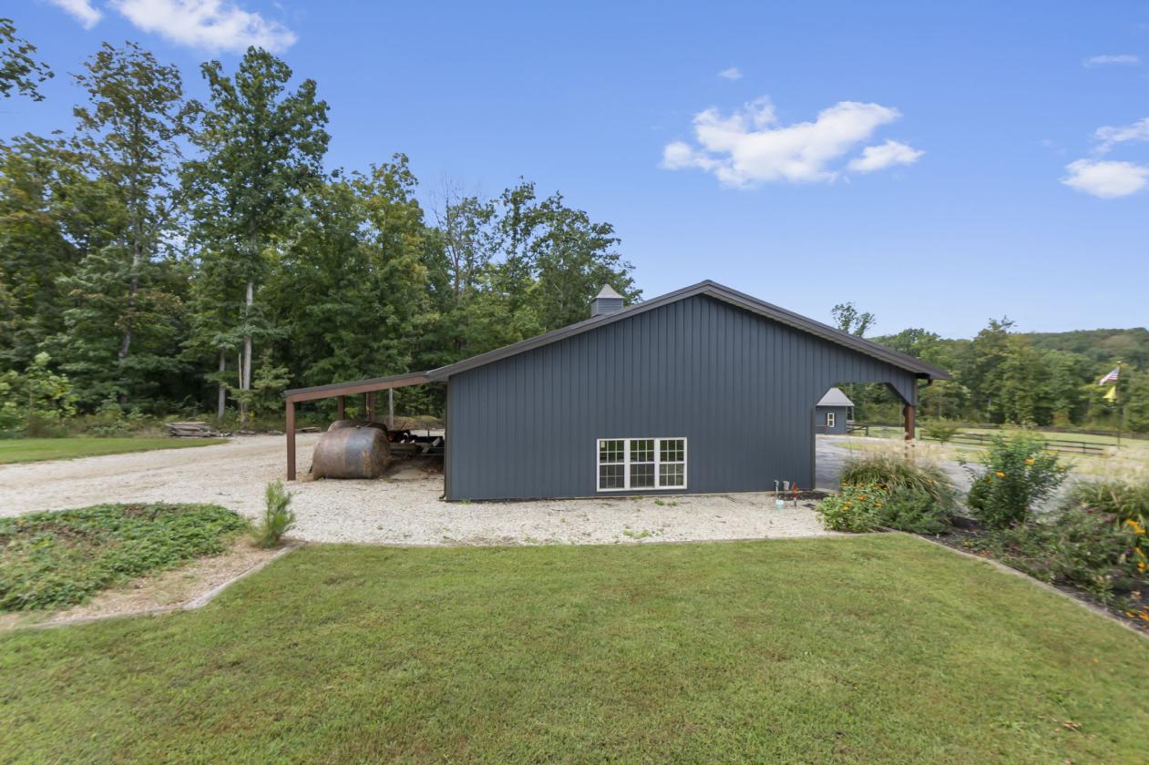31 Acres, 5-Stall Barn & Luxury Home - photo 14