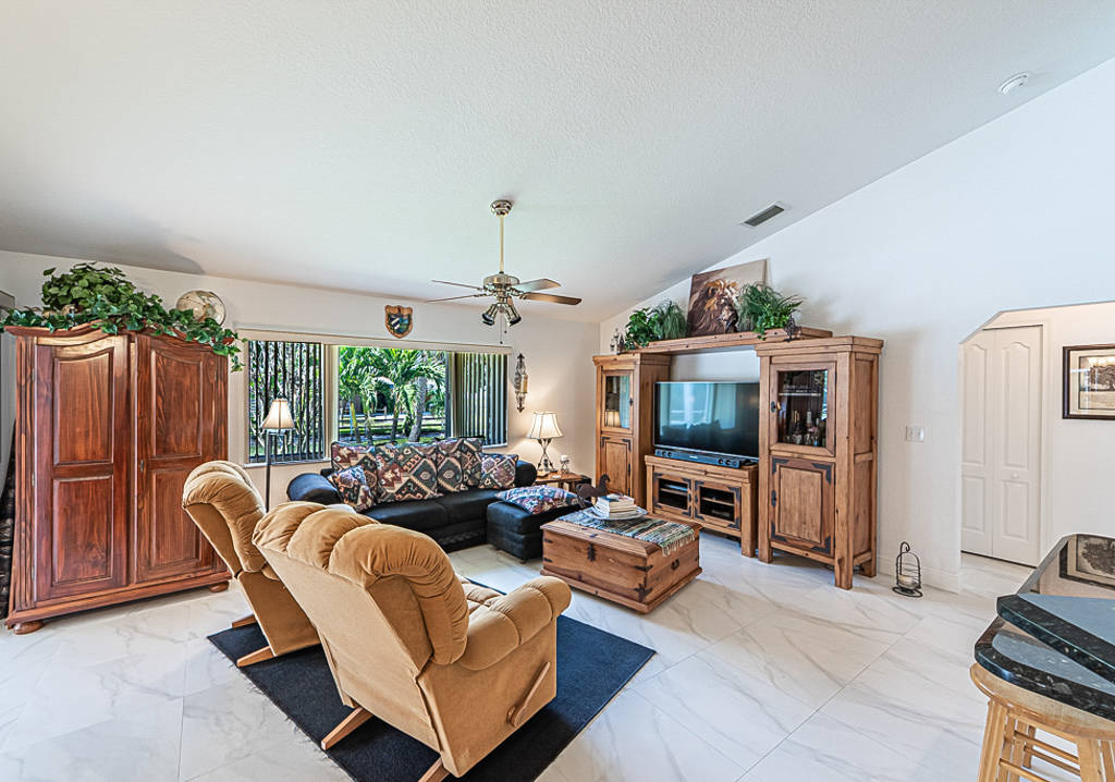 Deer Run. 5 acres with 3/2/2 main house, 1/2 guest... Loxahatchee