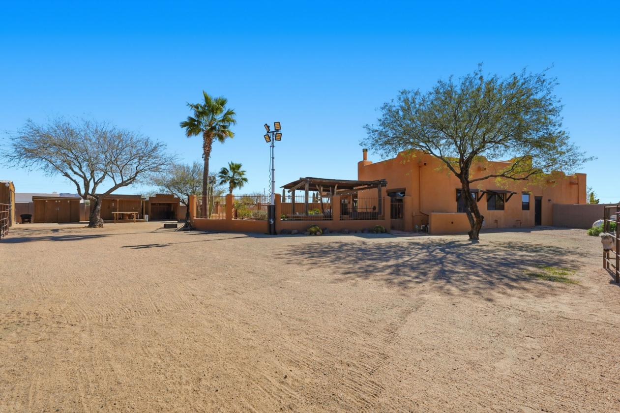 Desert Hills Luxury horse property on over an acre - photo 27