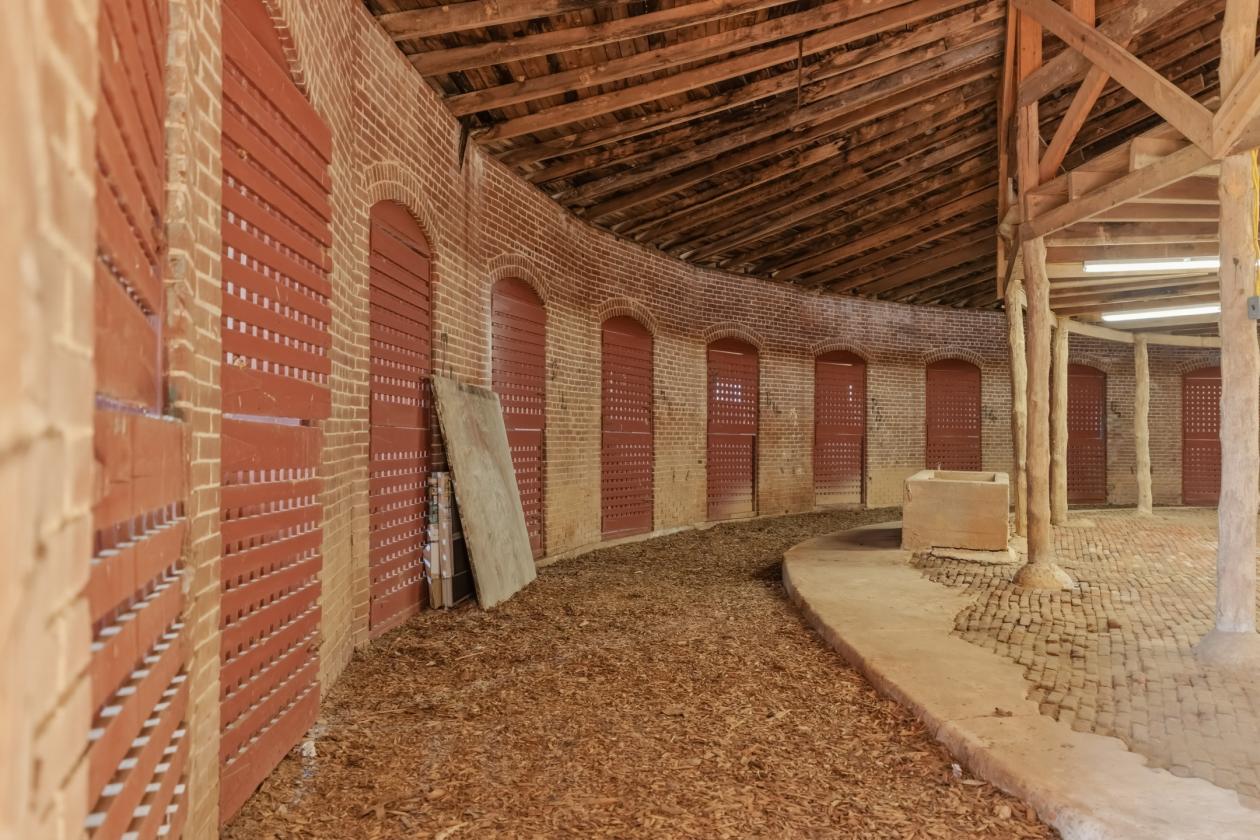 Rare Historic Round Polo Barn - photo 8
