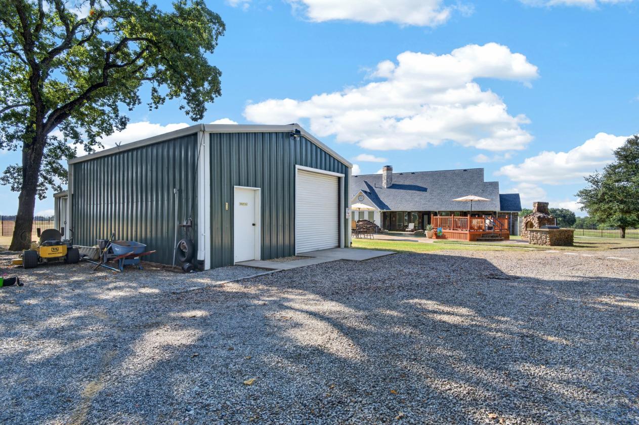 18 Acres, 3 Barns, Training Arena, 3 Residences - photo 28