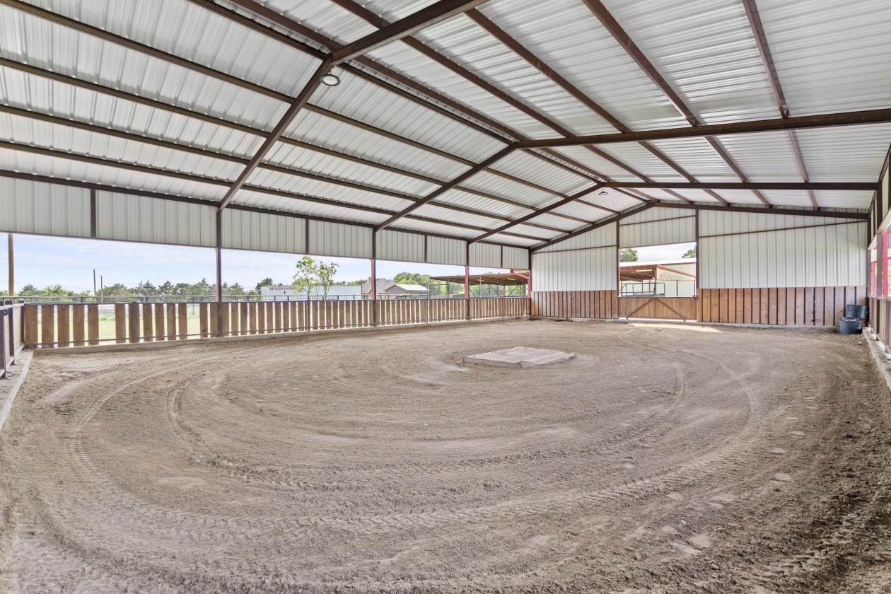 64 ACRE EQUASTRIAN RANCH WITH ARENA IN EAST TEXAS - photo 2