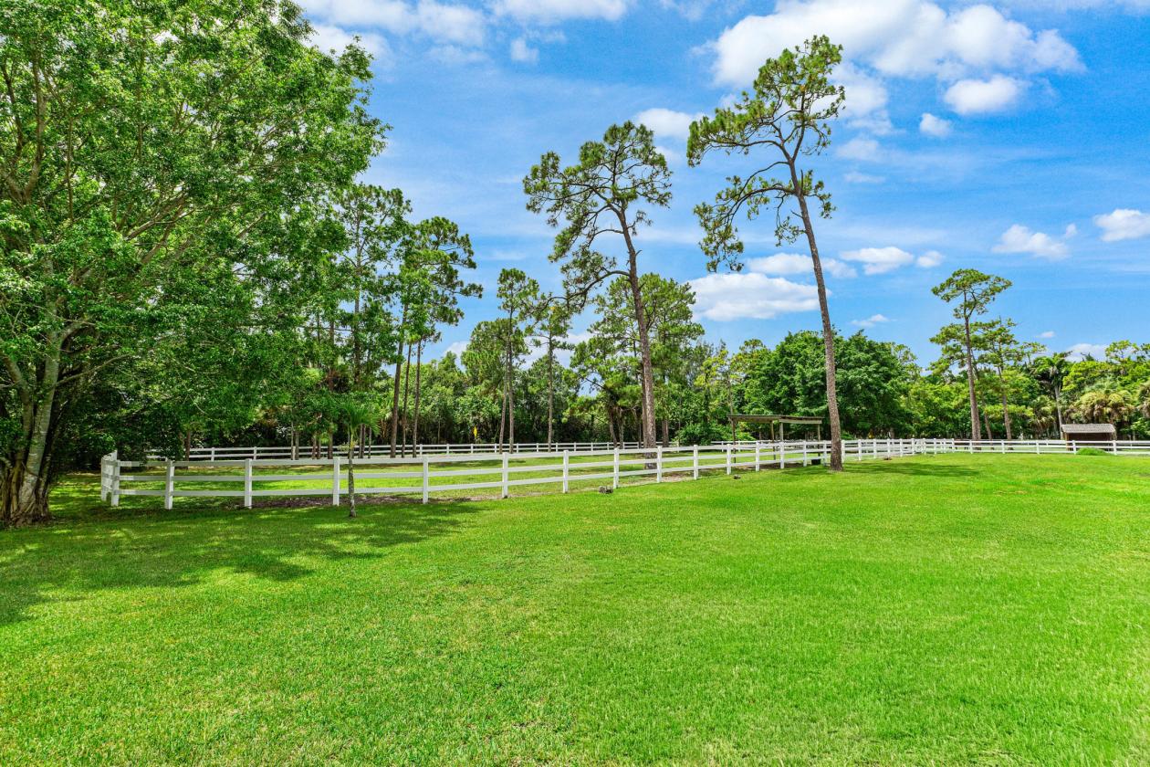 Spectacular 20-Stall Equestrian Estate on 6.34 Ac - photo 29