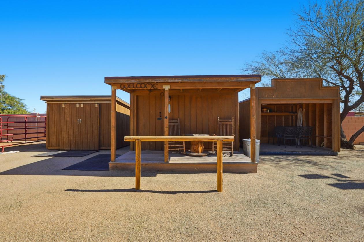 Desert Hills Luxury horse property on over an acre - photo 28