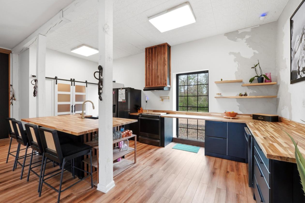 Luxurious Barndominium on Working Equestrian Farm - photo 8